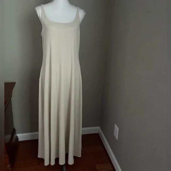 Old Navy Fit and Flare Ribbed Maxi Dress Size XL
NEW - Picture 3 of 12